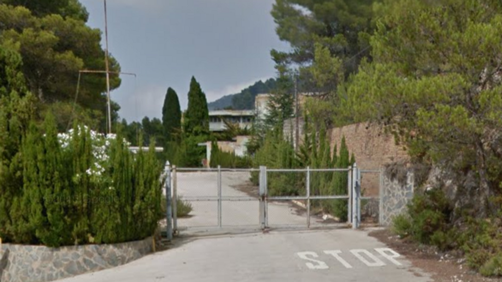 Imagen de la entrada de la antigua base militar de Aitana (Alicante)