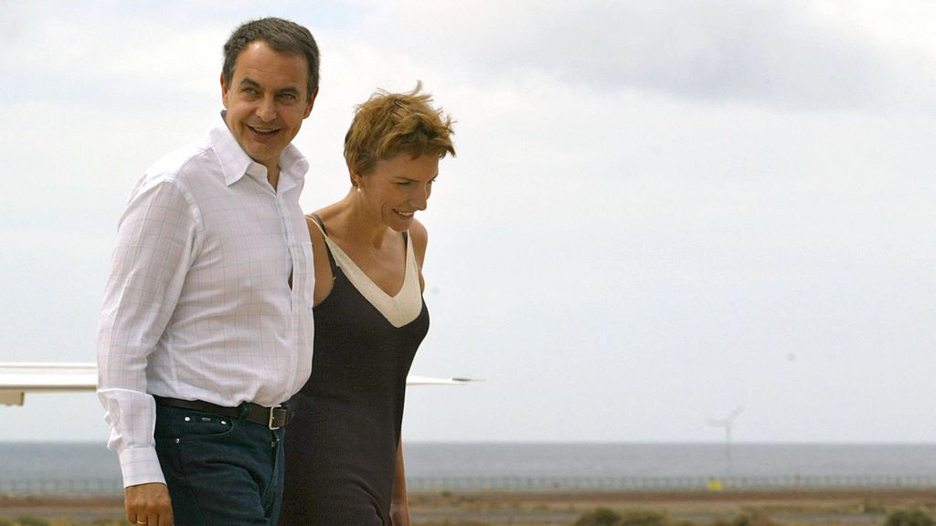 José Luis Rodríguez Zapatero a su llegada al aeropuerto de Lanzarote en 2005 con su mujer