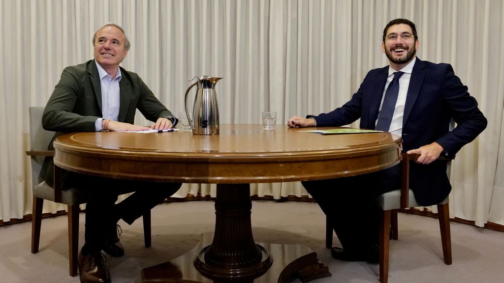 Los candidatos del PP y VOX a la Presidencia del Gobierno de Aragón, Jorge Azcón (i) y Alejandro Nolasco (d)