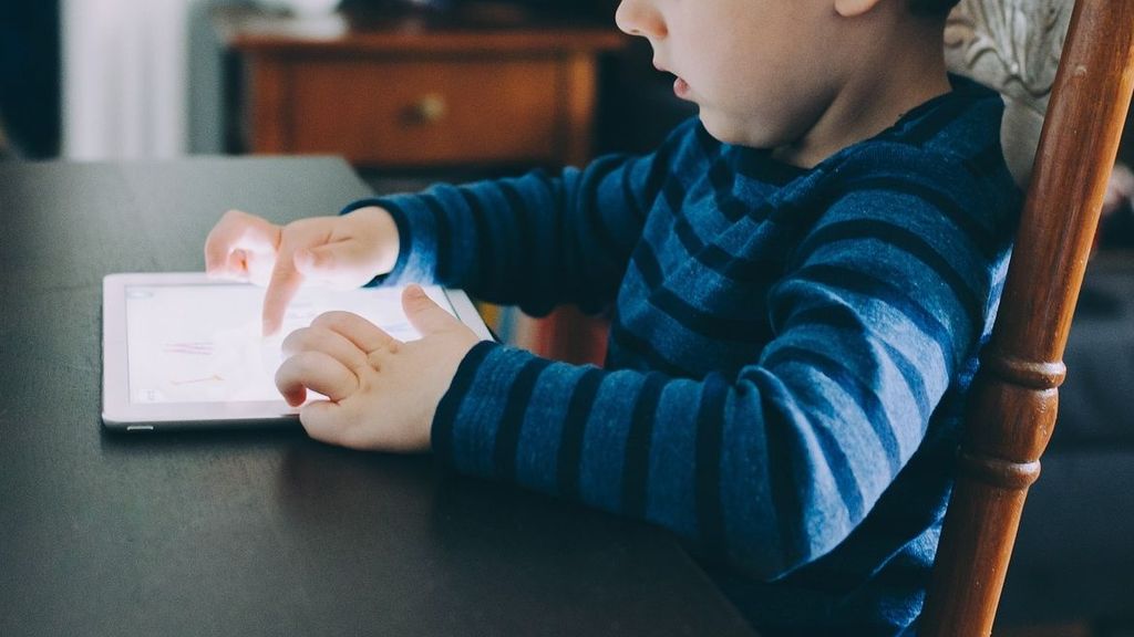 Niño con tablet