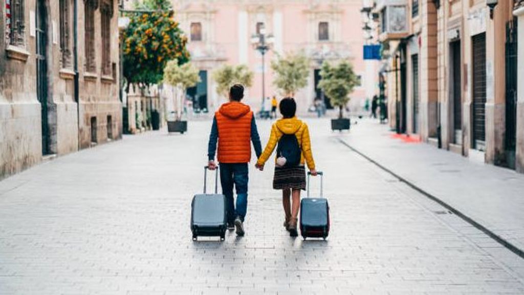 Pareja viaja por Europa.