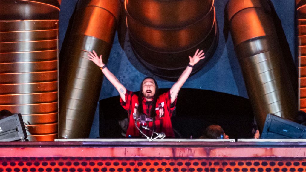 Steve Aoki pincha en Tomorrowland 'La gata bajo la lluvia' de Rocío Dúrcal