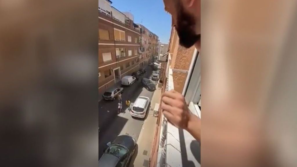 Un coche embiste a gran velocidad a otros vehículos aparcados en una calle de Petrer