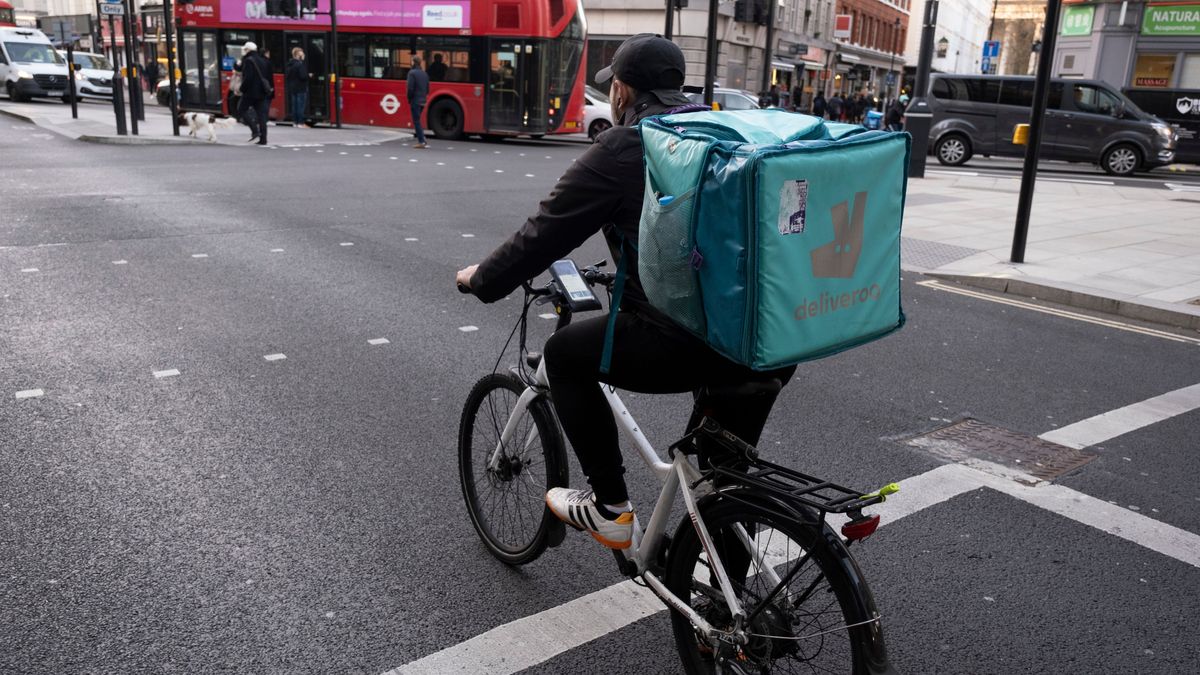 Un repartidor de Deliveroo en una calle de Londres