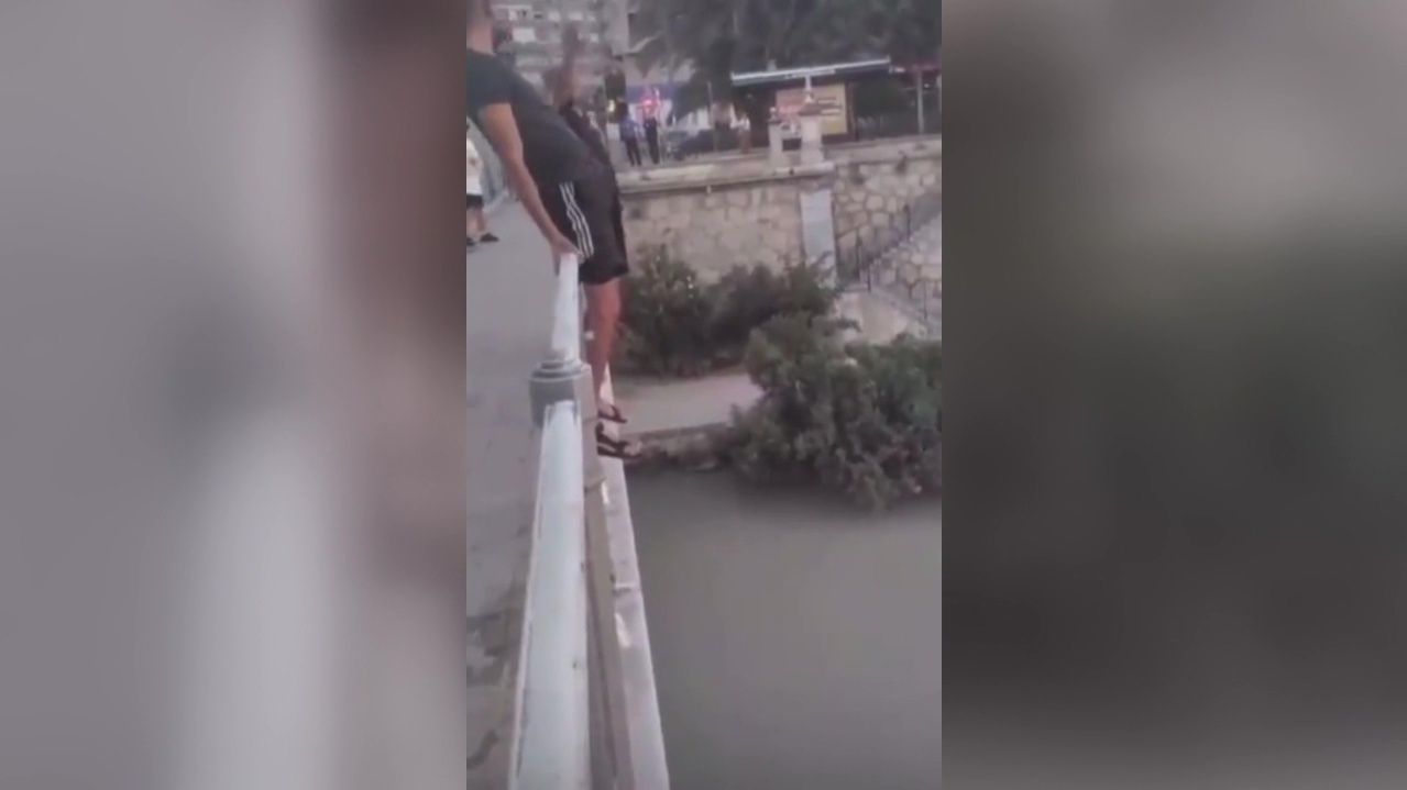 El peligroso salto de tres jóvenes desde un puente a las aguas del río Segura en Murcia