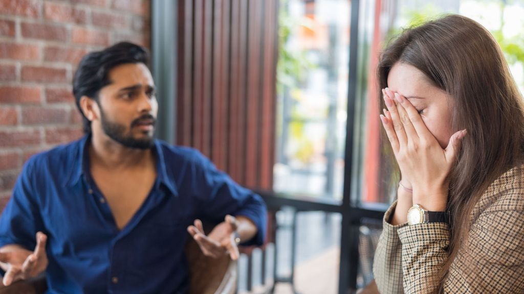 Hombre discute con mujer