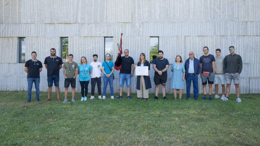 La concejala de Cultura de Verín, Samanta Barreira, entregó un diploma a Álvaro Rúa.