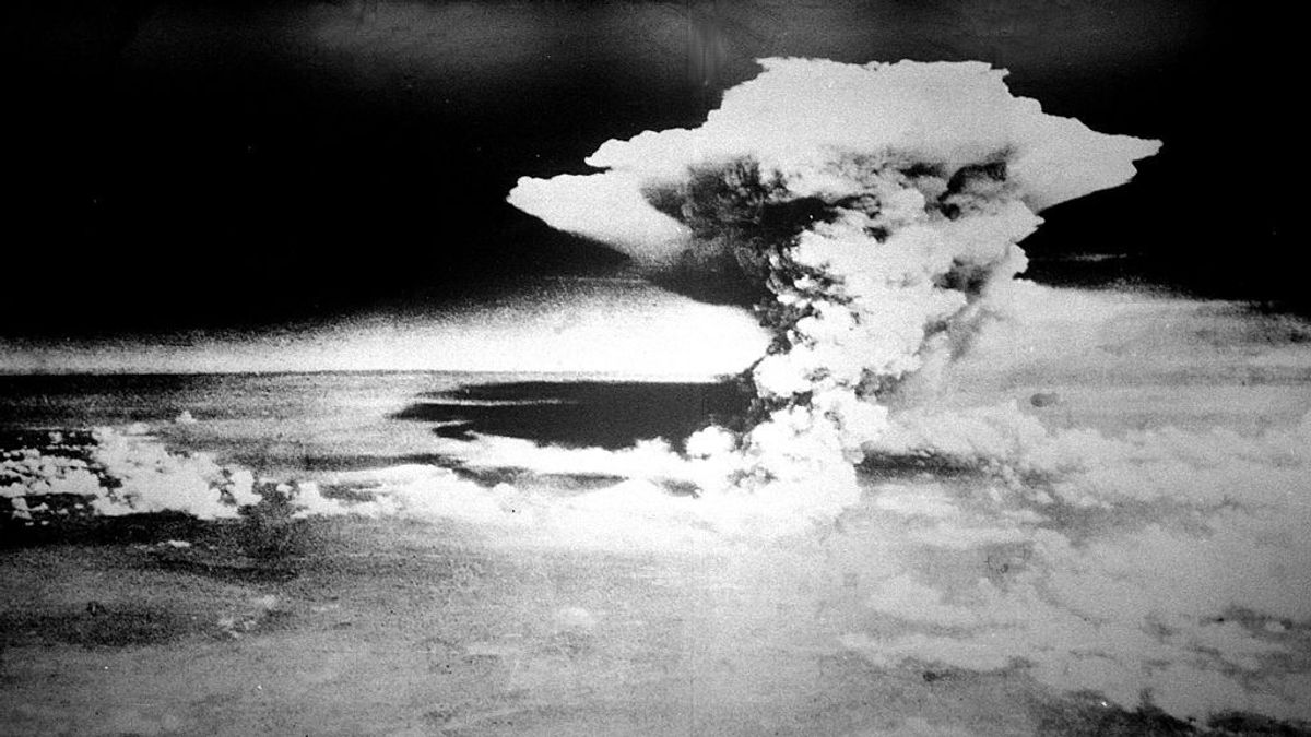 La creencia de un ufólogo sobre la bomba atómica de Oppenheimer: “Atrajo extraterrestres a la Tierra”