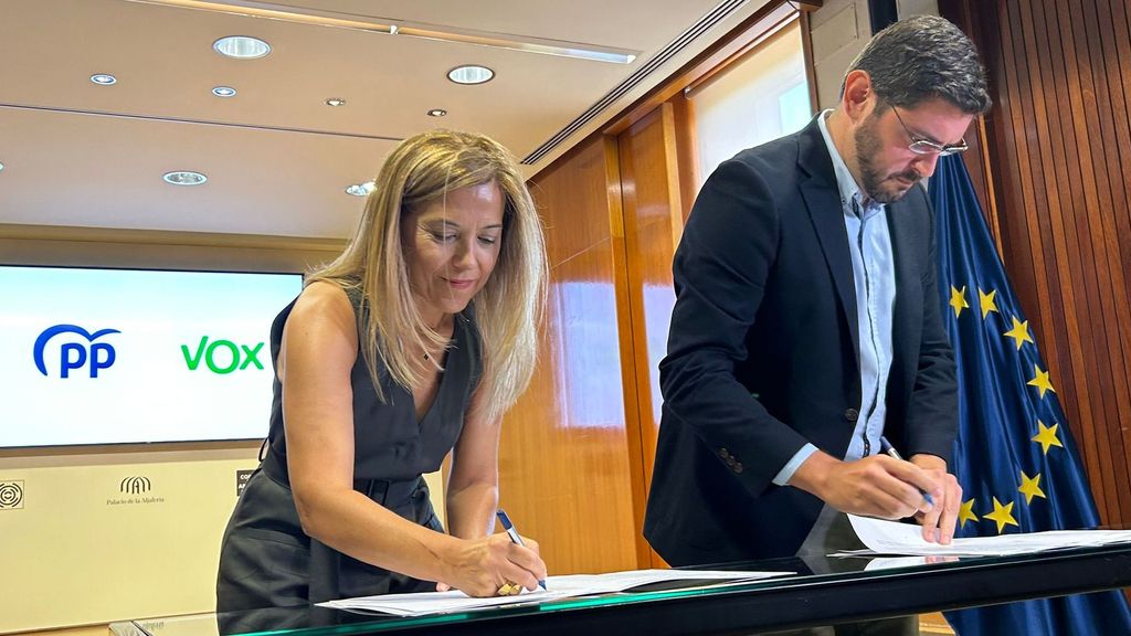 Los portavoces del PP y de Vox, Ana Alós y Alejandro Nolasco, firman el pacto de gobierno en Aragón