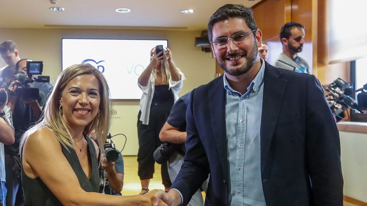 Los portavoces del PP y de Vox en el parlamento aragonés, Ana Alós y Alejandro Nolasco, tras la firma del pacto de gobierno de coalición