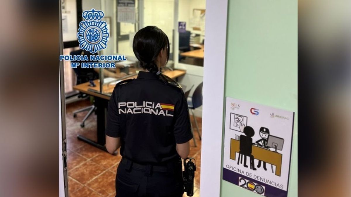 Un agente de la Policía Nacional en la Comisaría de Melilla