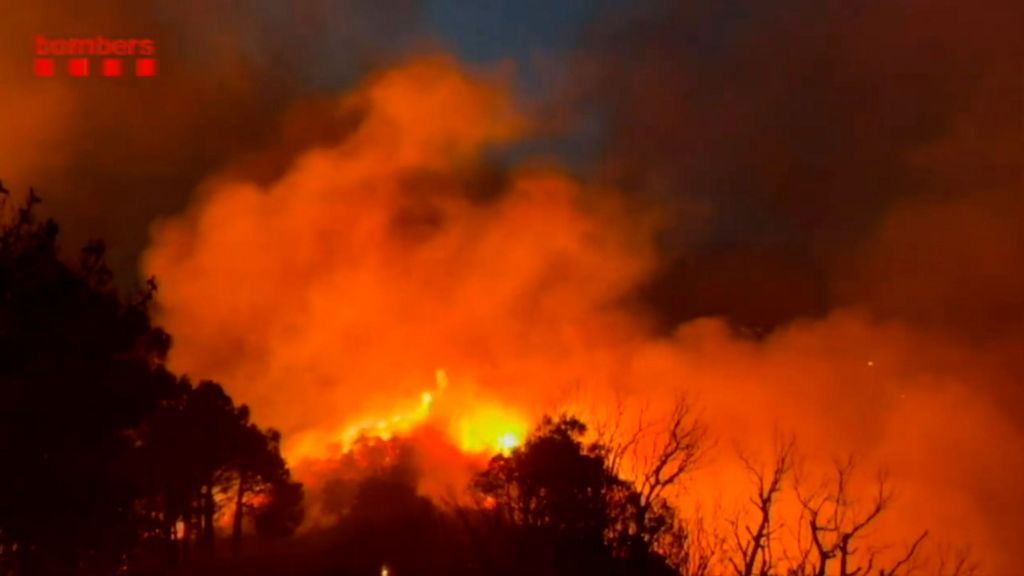 El incendio de Portbou sigue sin control y obliga a desalojar a 135 personas