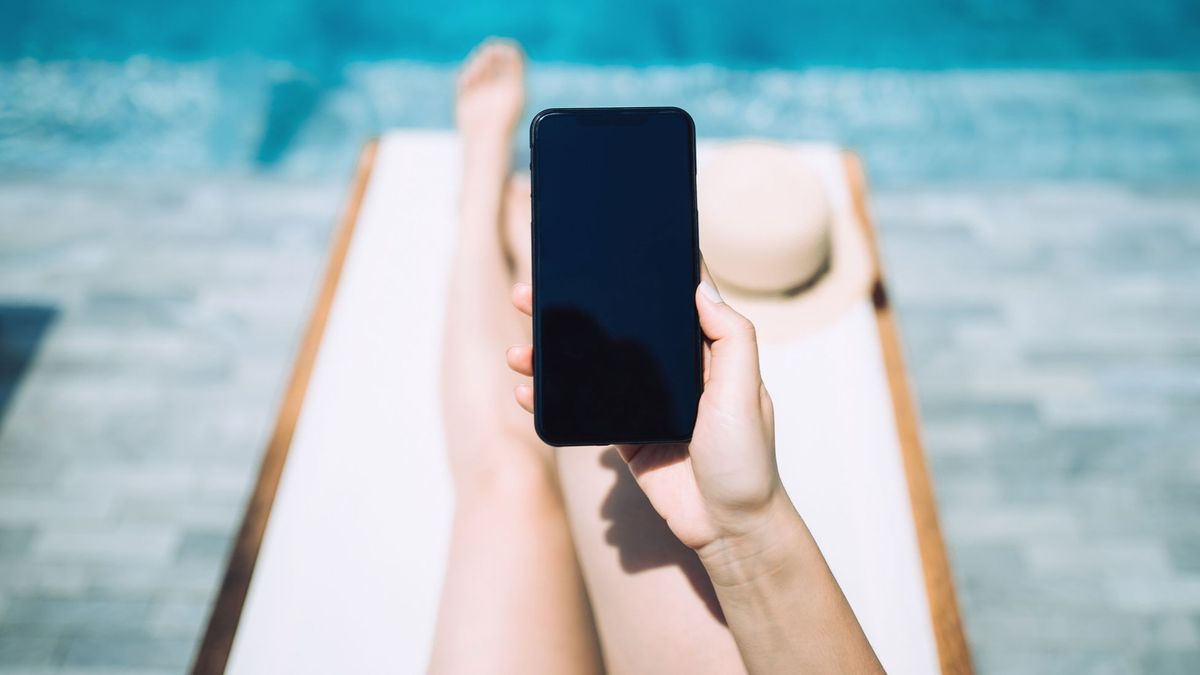 La certificación IP del móvil: por qué es importante conocerla cuando vamos a la playa o a la piscina