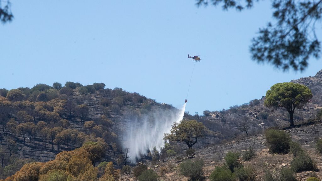 Los bomberos remojan el incendio de Portbou tras pequeñas reanudaciones: ha quemado ya 573 hectáreas