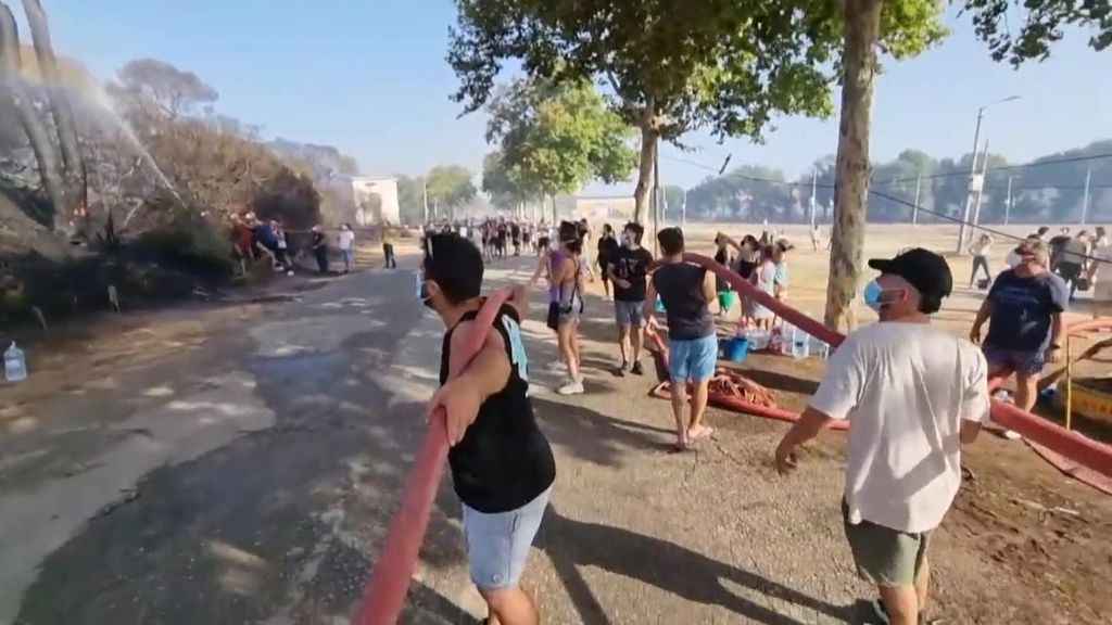 Así ha sido la lucha de los vecinos de Puerto Real, Cádiz, para ayudar a apagar las llamas del incendio de las Canteras