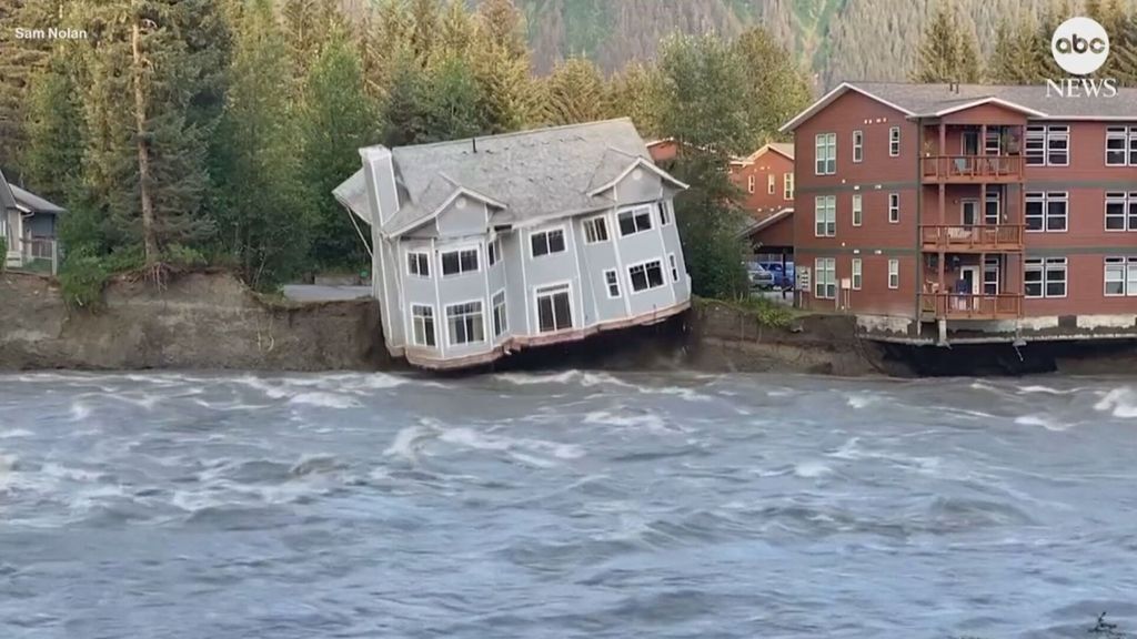 El río Mendenhall en Juneau, Alaska, se 'come' una casa de dos plantas por la crecida de sus aguas
