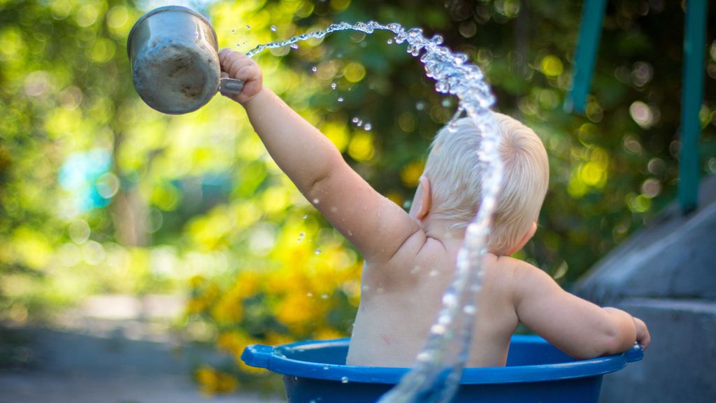 ¿Hay que darle agua al bebé cuando hace calor?