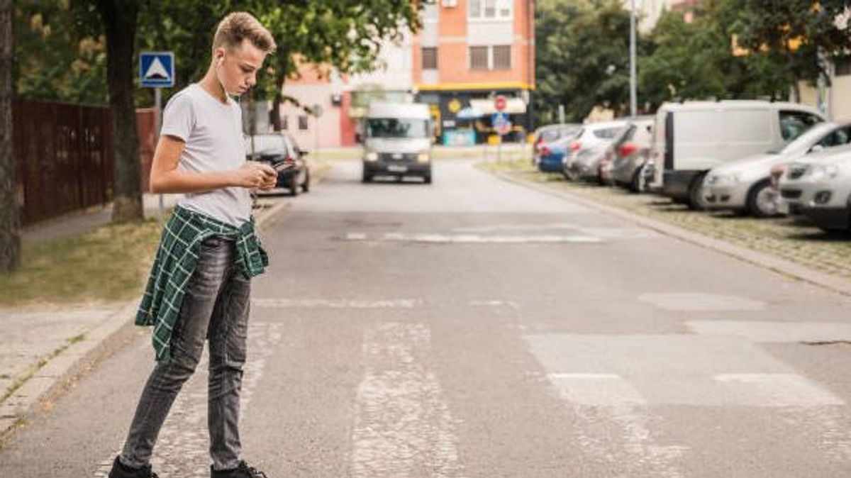 Multa cruzar la calle distraído con el móvil.