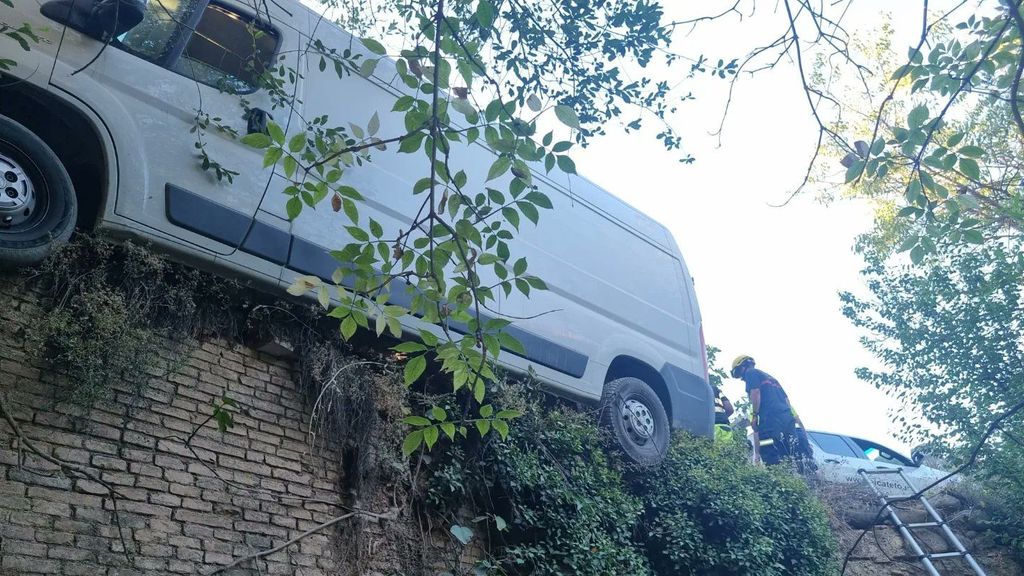 Una furgoneta, colgada al borde de un precipicio