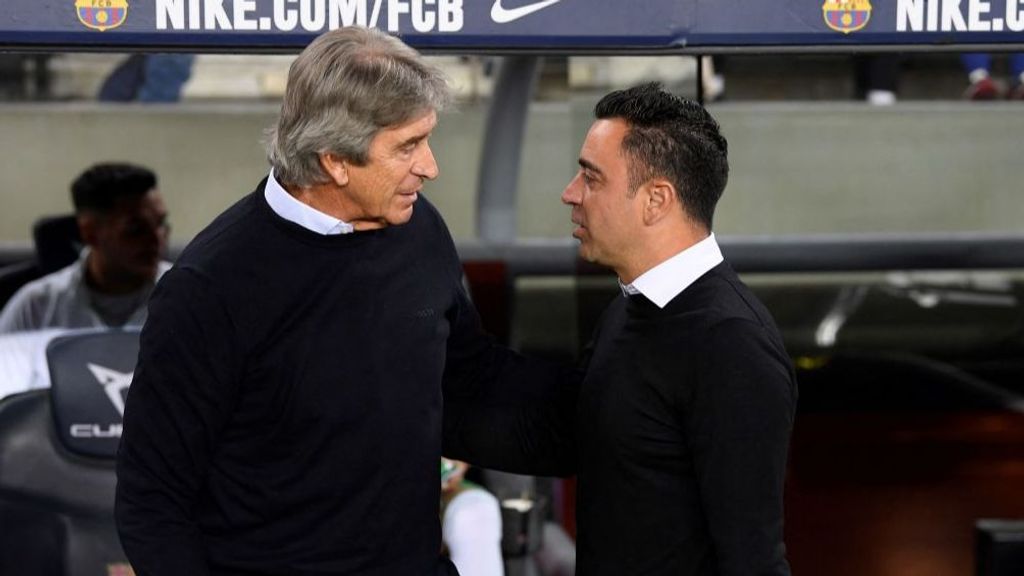 Xavi y Pellegrini se saludan antes de un partido