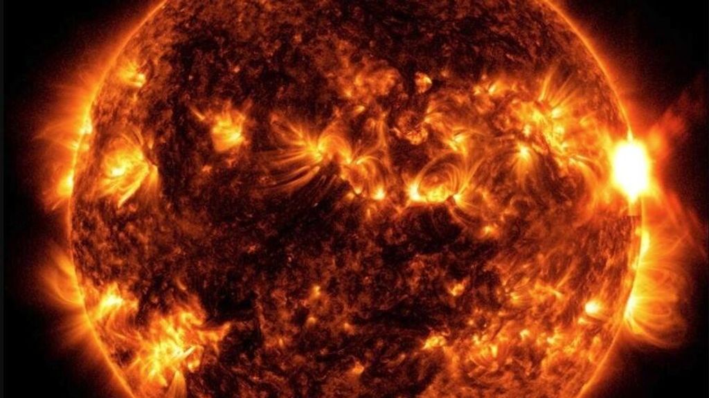 El Observatorio de Dinámica Solar de la NASA capturó esta imagen de una llamarada solar, como se ve en el destello brillante de la derecha
