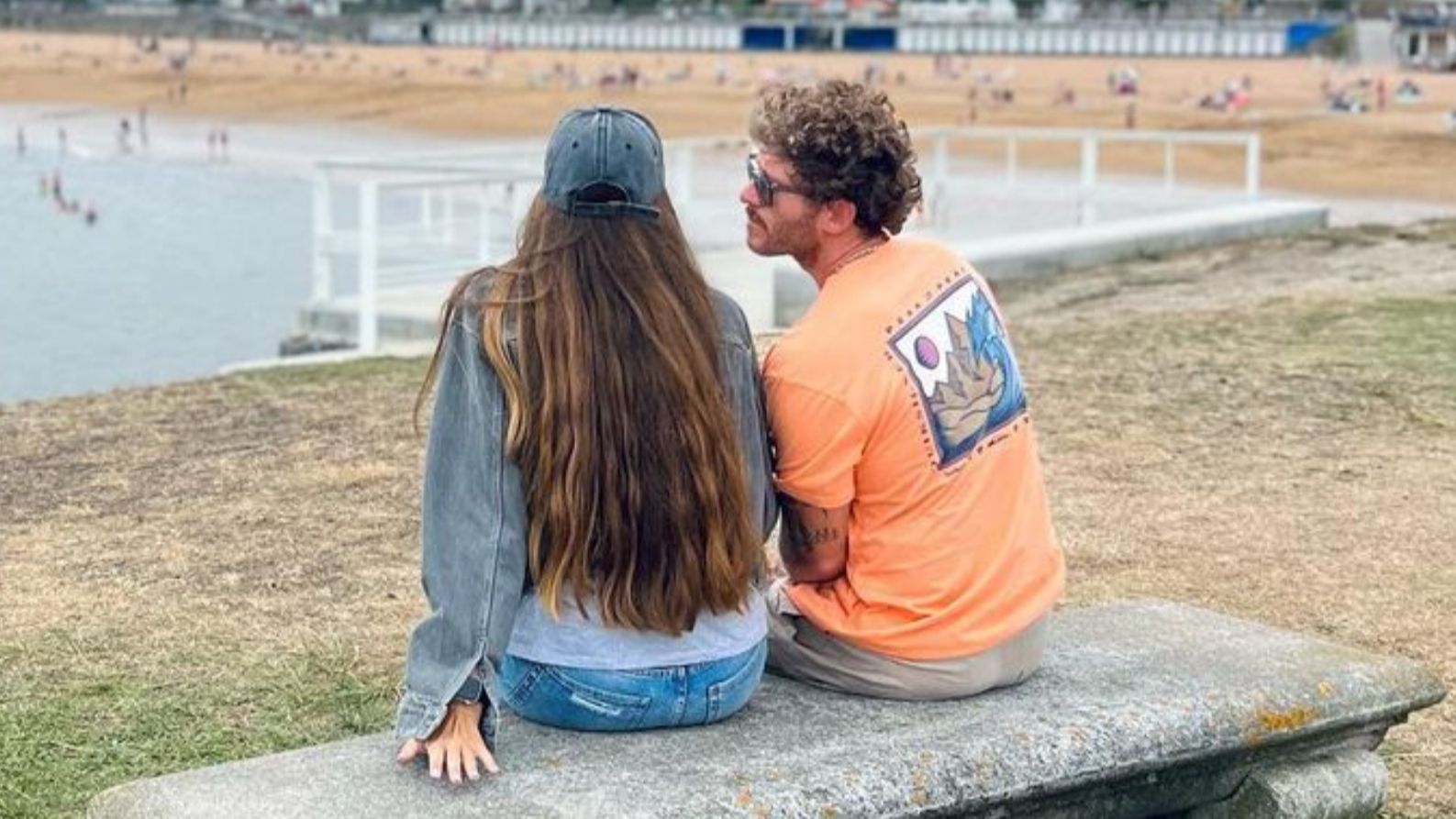 Gonzalo Montoya posa muy enamorado junto a su novia