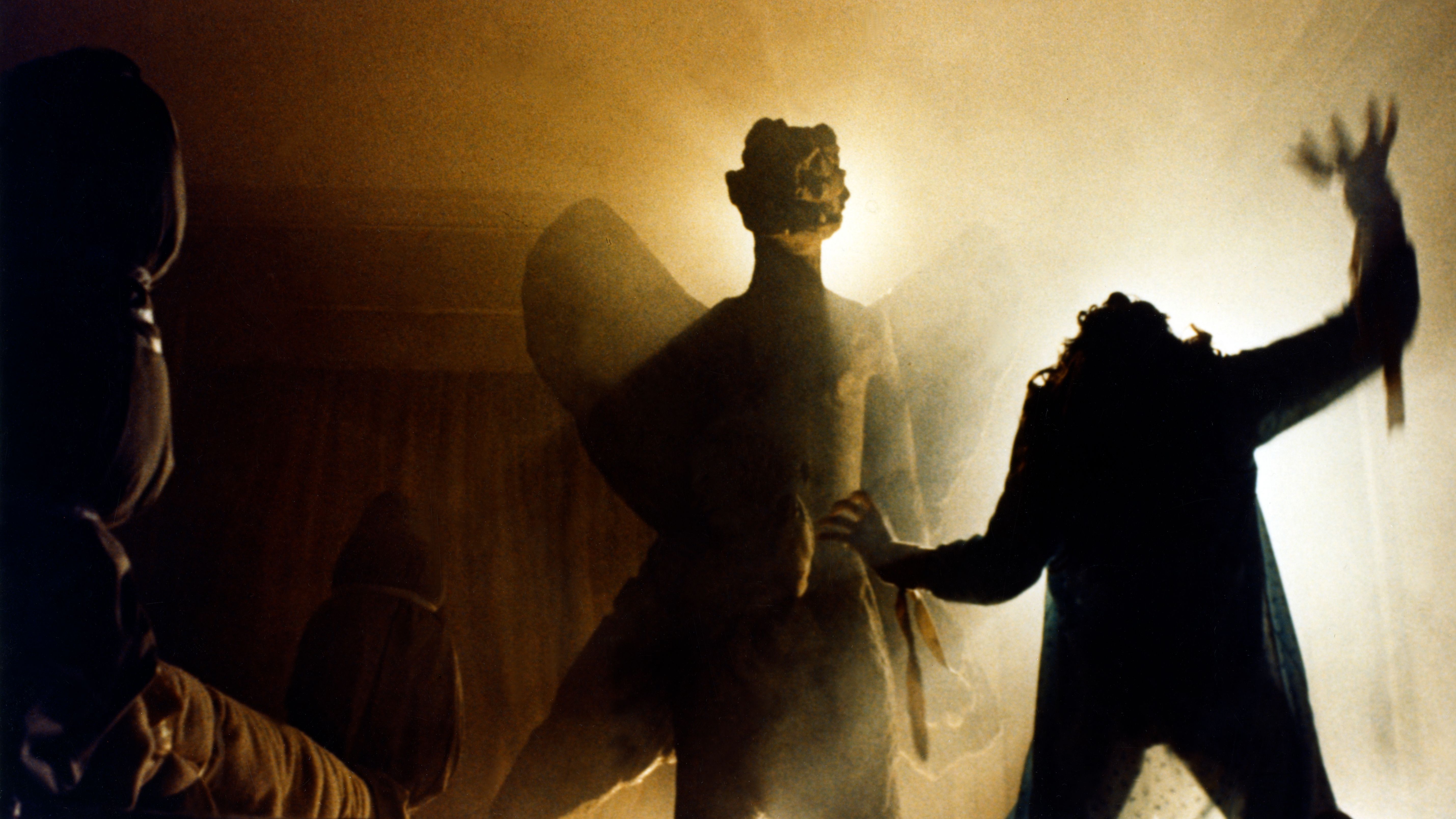 "¿Has visto lo que hace....?". Estampa clásica de poseción diabólica con estatua persa de fondo.