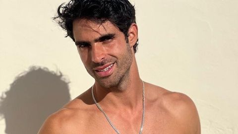 Juan Betancourt posa totalmente desnudo y sus seguidores coinciden