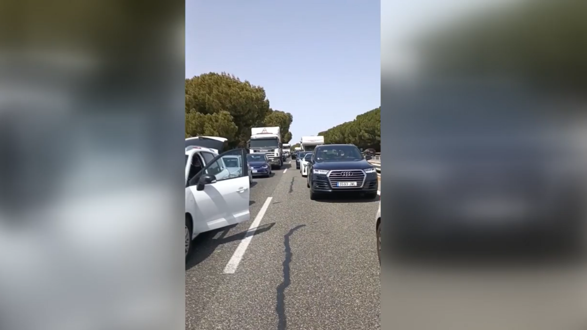 Kilométrico atasco en la AP7 sentido Cádiz: 3 horas de retenciones bajo unas temperaturas abrasadoras