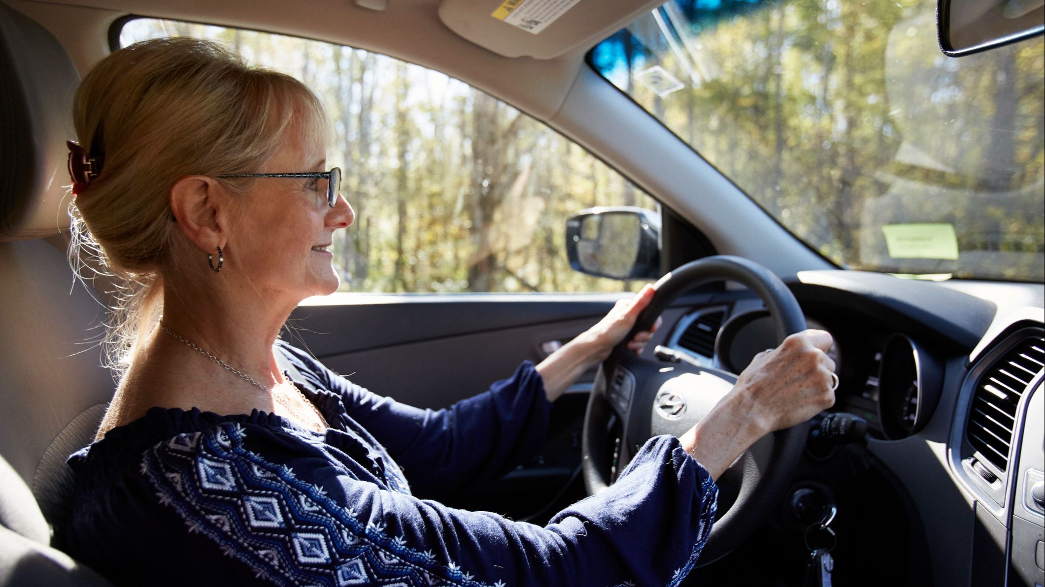 Las pinzas son el accesorio de pelo que no debes llevar mientras conduces