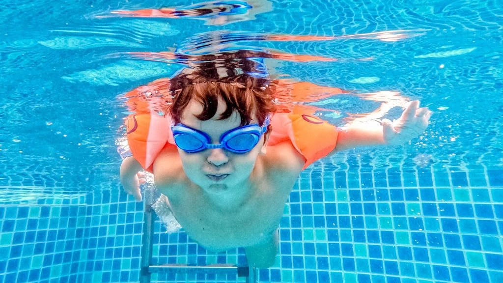 Lo ideal es que aprenda a nadar cuanto antes. FUENTE: Pexels