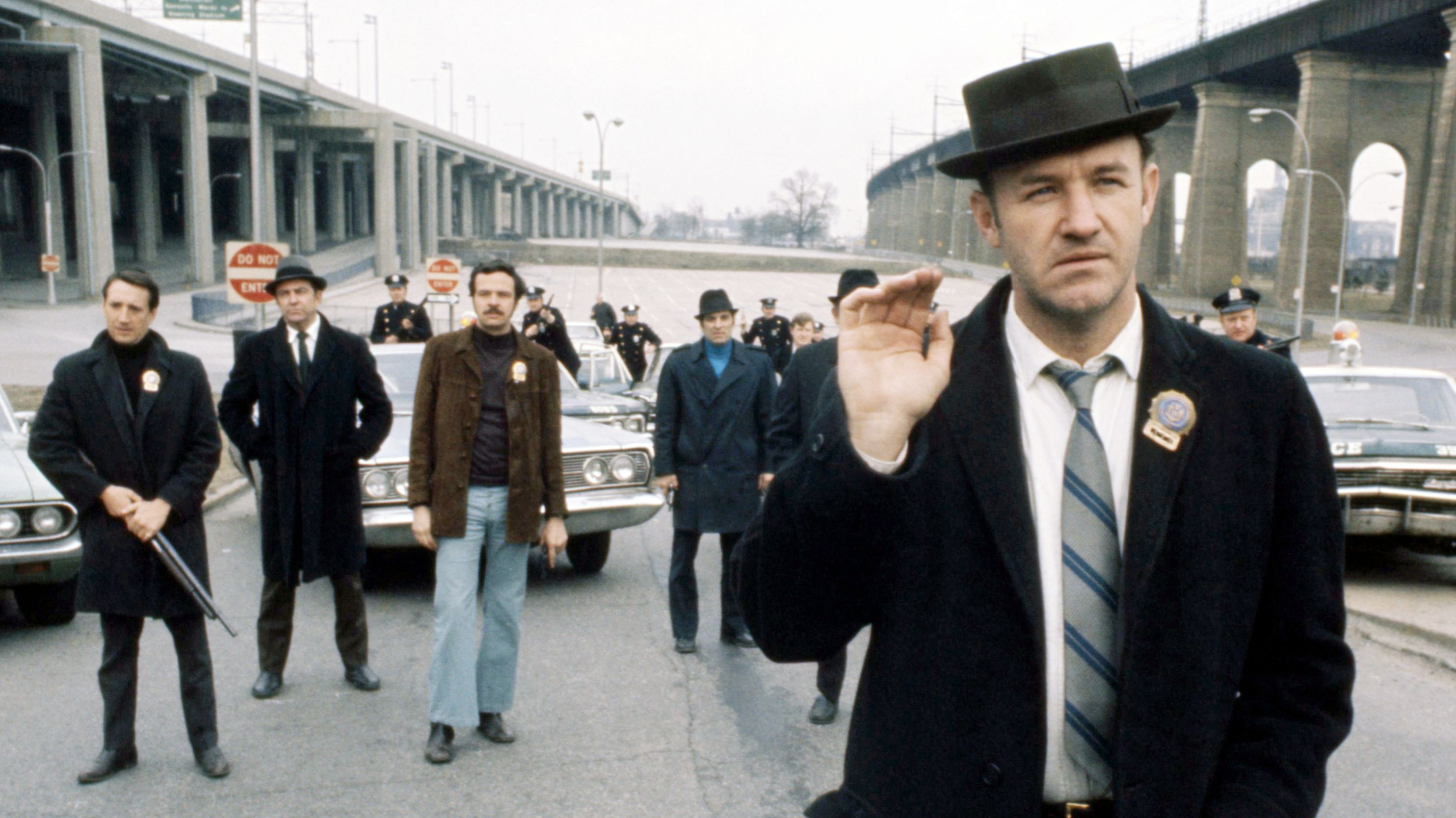 Popeye Doyle y compañía en las calles de Nueva York. Icónica imagen de Gene Hackamn, ganador del Oscar por el papel.