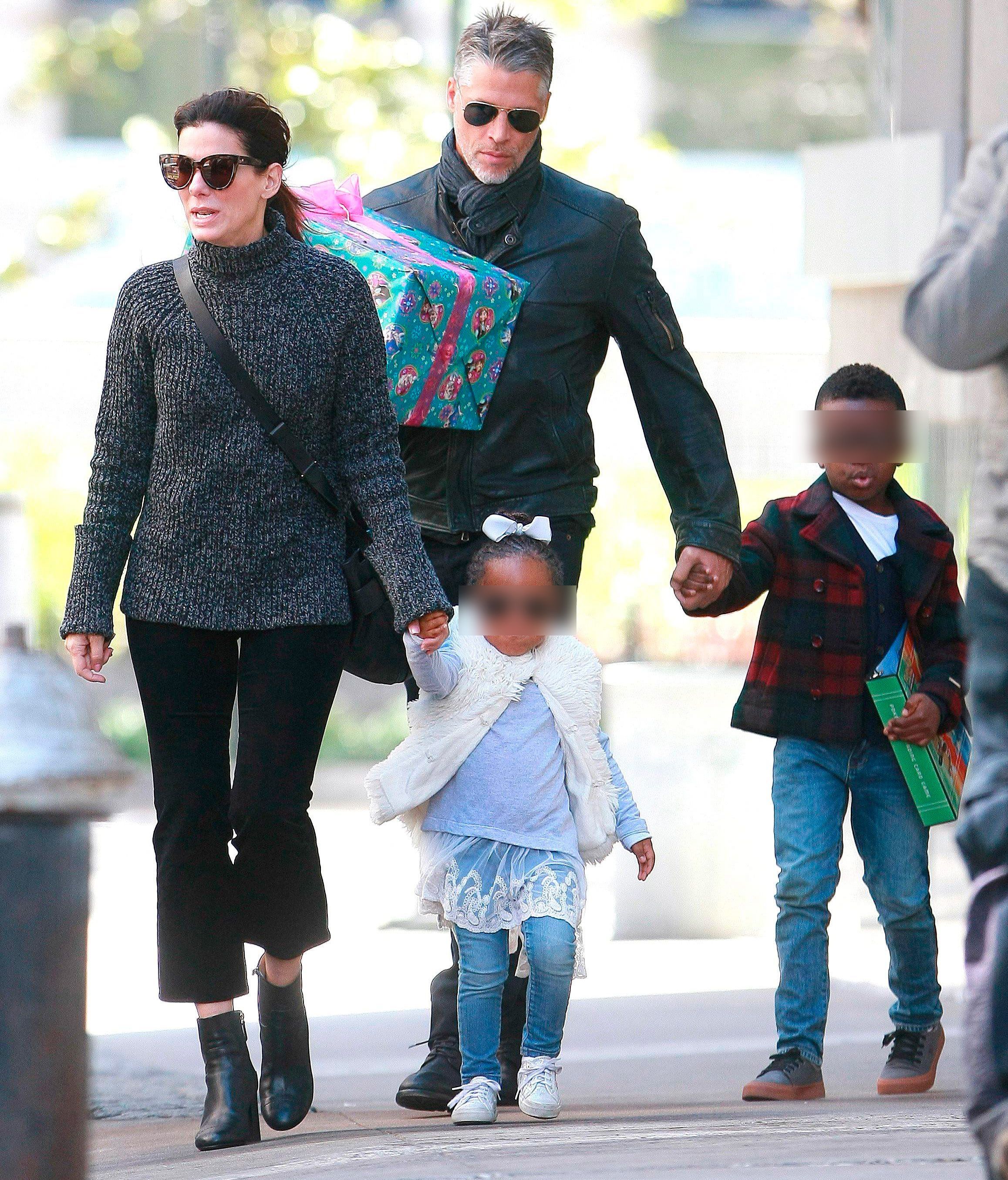 Sandra Bullock y Bryan Randall, junto a su familia