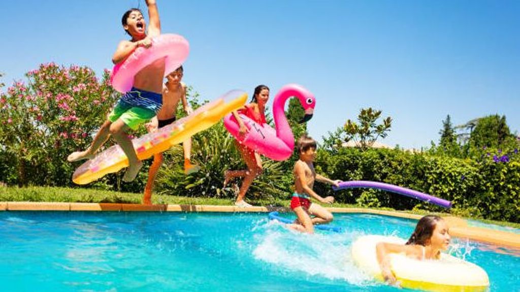 Un grupo de jóvenes se divierten en la piscina