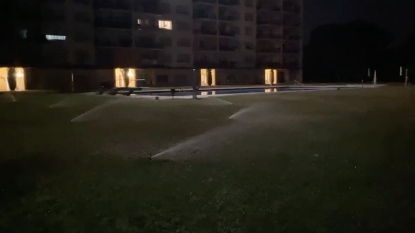 Una comunidad de vecinos de Palafrugell riega el césped por la noche para esquivar los controles por la sequía