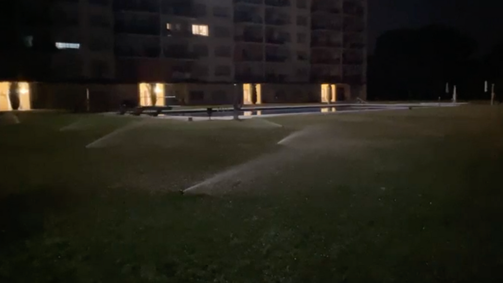 Una comunidad de vecinos de Palafrugell riega el césped por la noche para esquivar los controles por la sequía