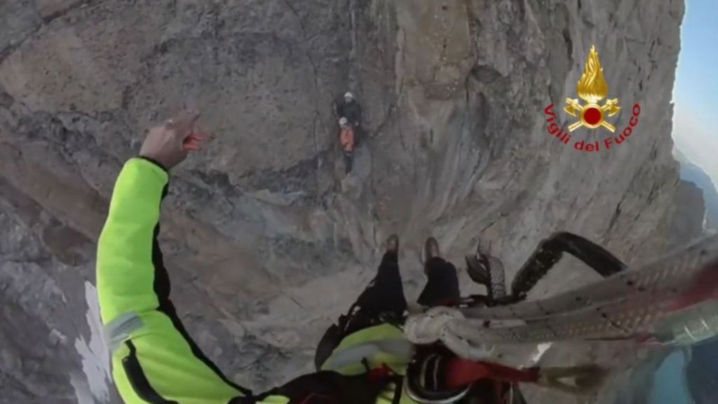 Así rescatan los bomberos italianos a dos escaladores a 3.000 metros de altura