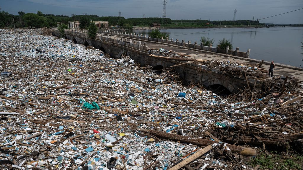 Basura y escombros traídos por las inundaciones en el río Yongding