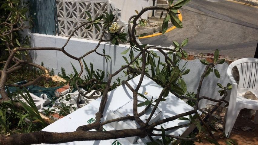 Daños en la fachada y en el jardín en otro accidente anterior.