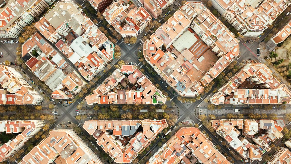 El Eixample barcelonés, uno de los ejemplos de desarrollo urbanísitico del. s. XX, hoy potenciado con las 'super islas' peatonales.