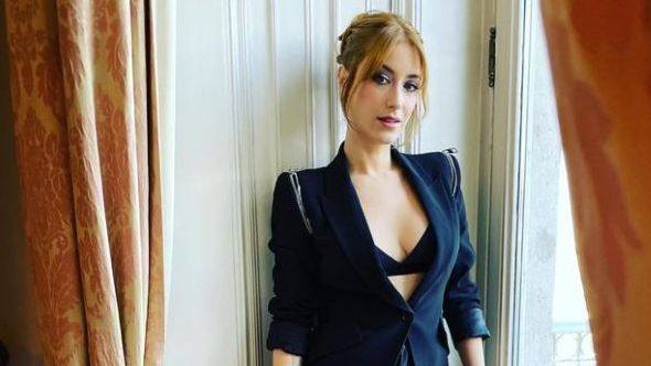 Hazal Kaya se enfrenta a  la prensa por preguntar por su peso tras dar a luz