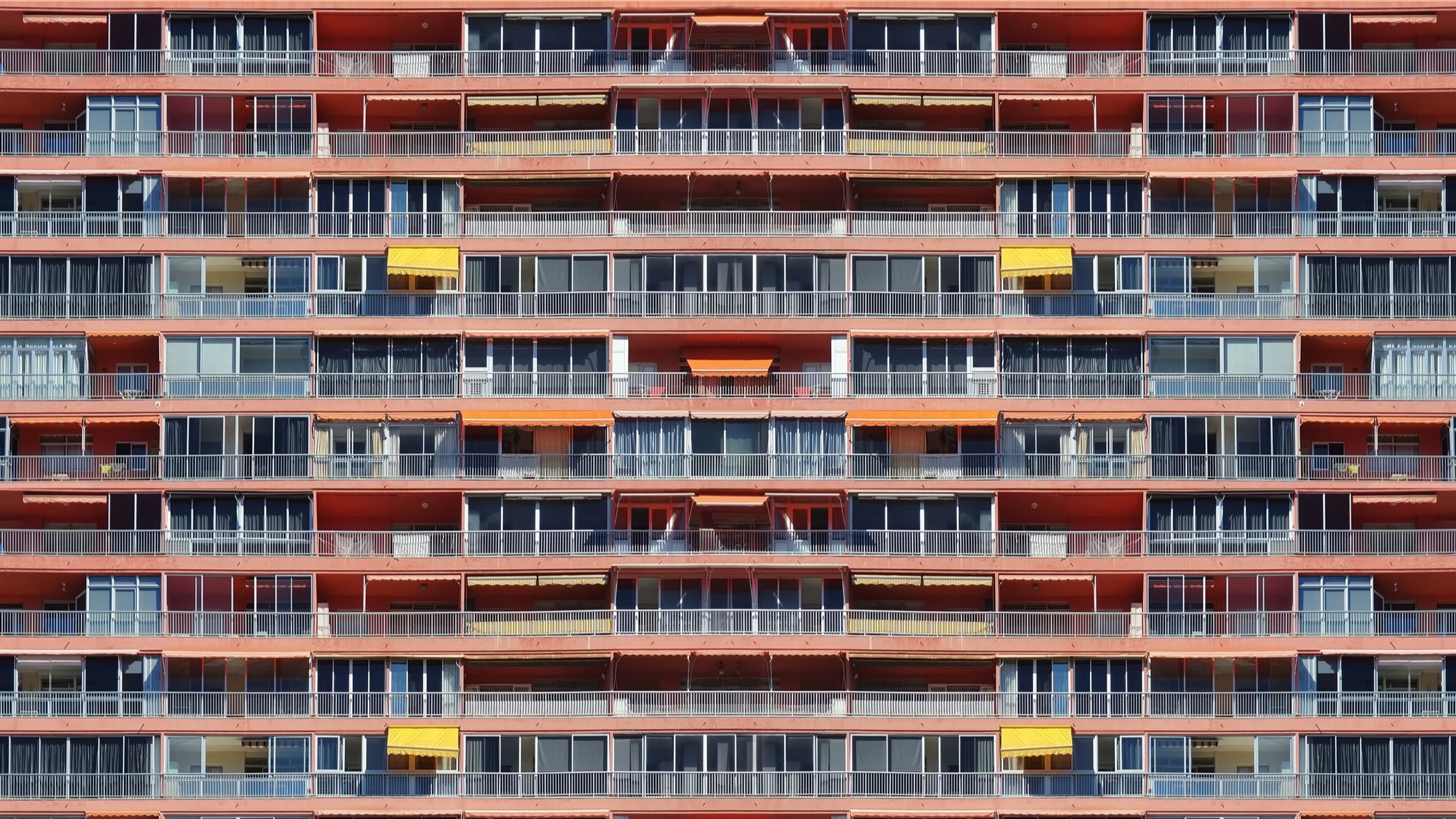 Muchos barrios albergan macrobloques de viviendas que se convierten en colmenas y son disuasorios de la circulación y el paseo.