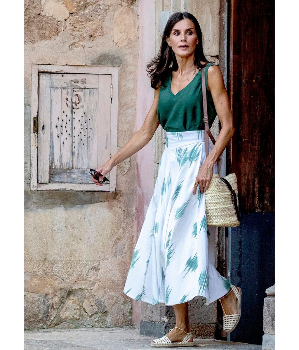 Queen Letizia of Spain at la Cartuja de Valldemossa, on August 01, 2022, posing for the press during their holidays
It is a former monastery of the Carthusian Order in Valldemossa, It now serves as a museum
Photo: Albert Nieboer / 
Netherlands OUT / Point de Vue OUT *** Local Caption *** 39545633
