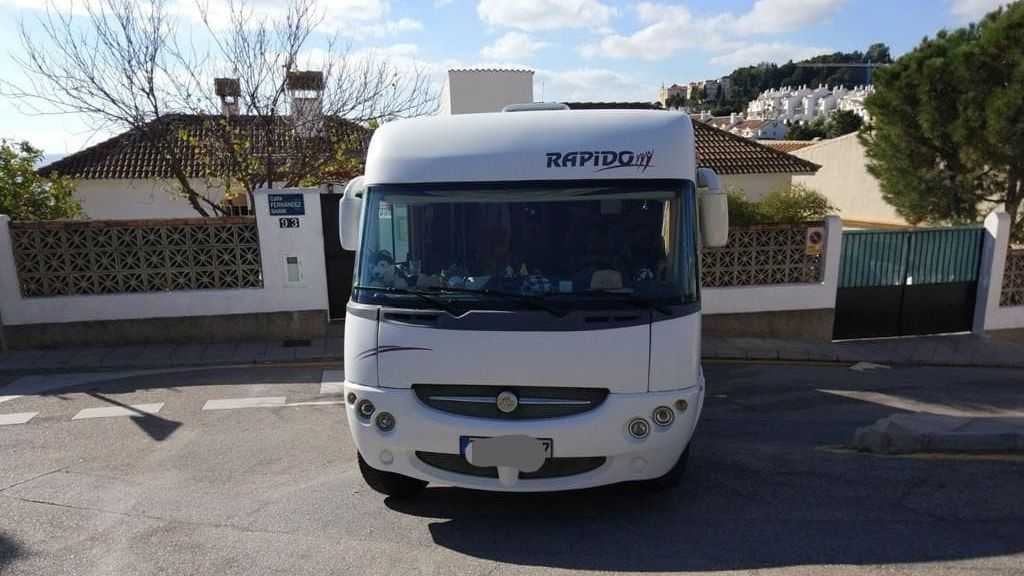 Vehículo atascado en la curva, con la casa de Pilar y Agustín al fondo.