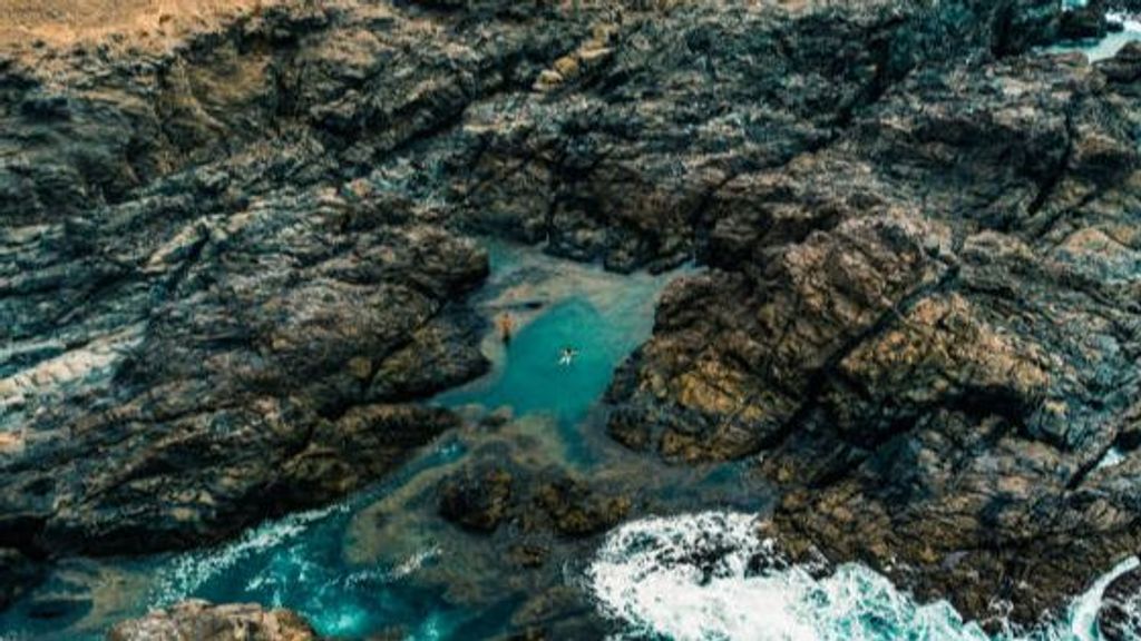 Vista aérea de una piscina natural en Fuerteventura.