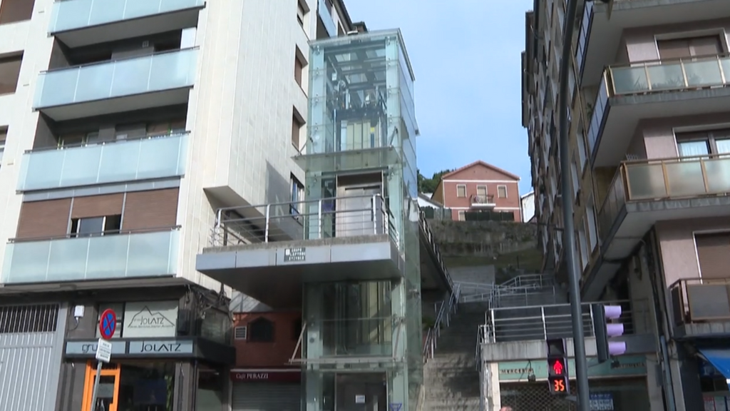 Vecinos atrapados en un portal de Santurtzi: "¡Que nos arreglen el ascensor!"