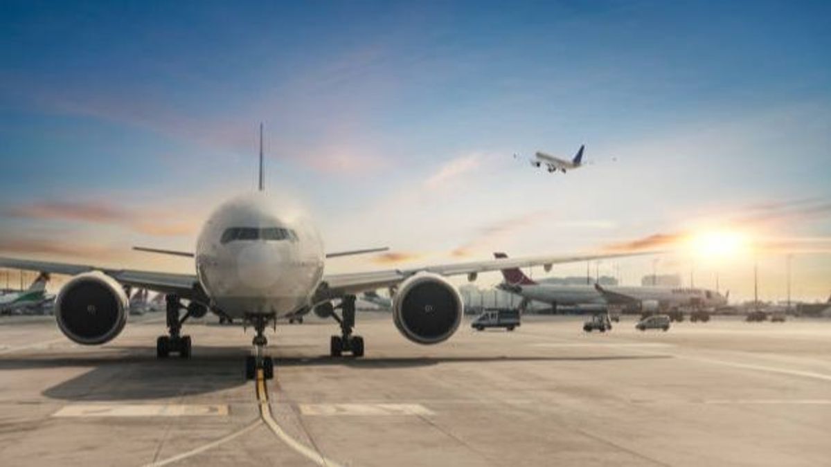 Aviones en un aeropuerto.