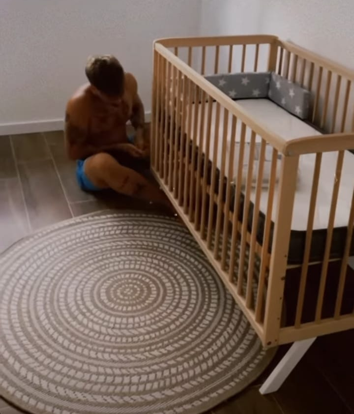 Dani Fernández monta la cuna de su primer hijo