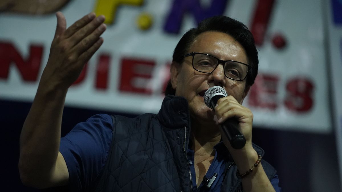 El candidato presidencial Fernando Villavicencio hablando durante un mitin de campaña, minutos antes de ser asesinado