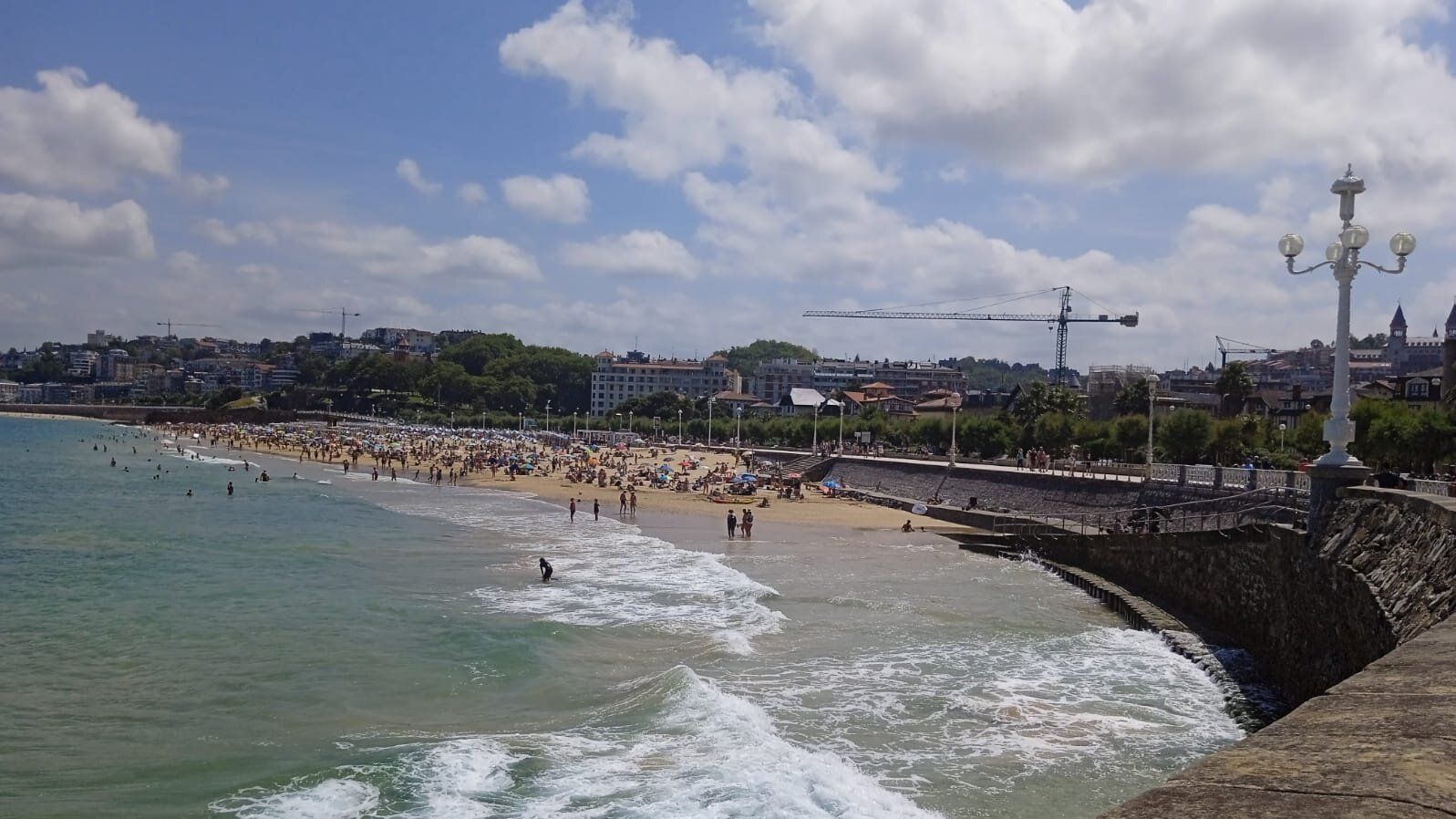 El paseo les ha llevado de la playa de Ondarreta hasta La Concha